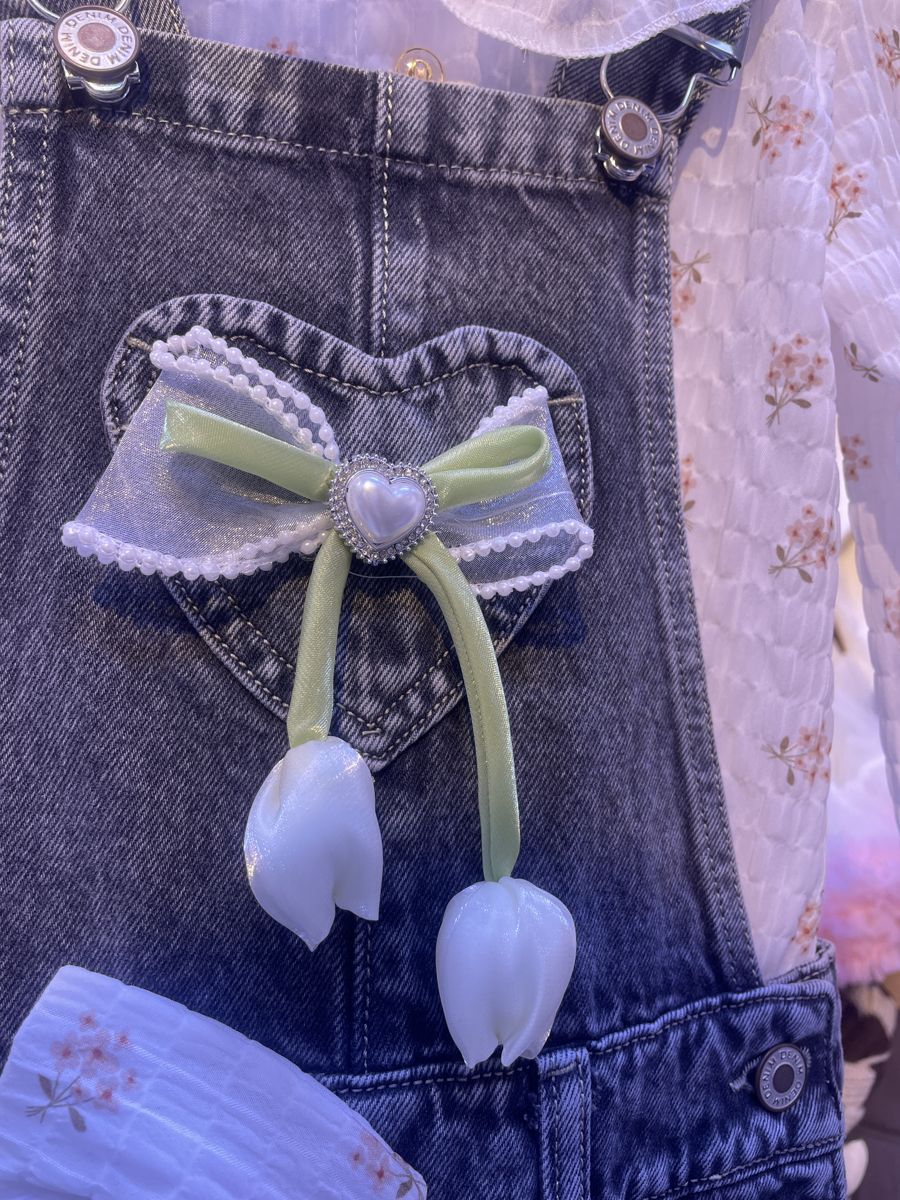 Bolsillo de corazón con tulipanes