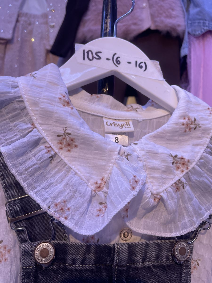 Cuello con volantes y flores bordadas